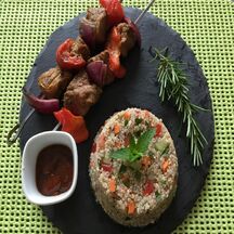 Brochettes de bœuf grillées et quinoa aux petits légumes