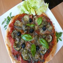 Pizza méditerranéenne maison et sa salade