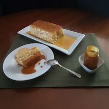 Terrine aux pommes, accompagnée de son caramel au jus de pomme, beurre salé et crème fleurette 