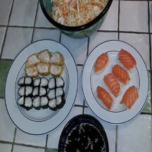 Makis au crabe nageur, surimi, Sushis au saumon et salade de chou à la Japonaise