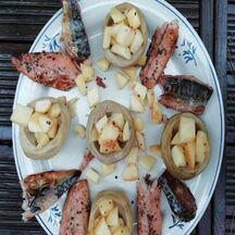 Nids d'artichauts, harengs fumés au poivre
