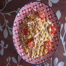 Salade de céréales au surimi, maïs et tomates cerises