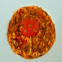 Riz à  la tomate et chair à saucisse façon tomate farcie