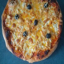 Pizza thon olive mozzarella Emmental 