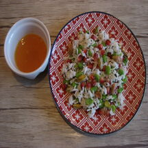 Salade de riz à la grenade, fèves & sauce au curcuma
