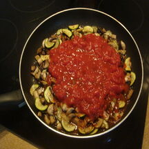 Poêlée d\'oeufs à la tomate, courgette & champignons
