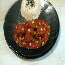 Boulettes de viande haché, tomates et leur riz basmati