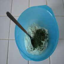 Gratin de petits pois aux oignons, œufs à cheval 