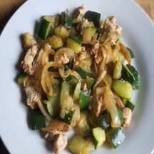 Emincé de dinde, courgettes et oignons