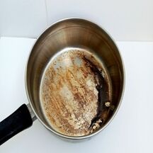 Retirer le brûlé dans le fond d\'une casserole.