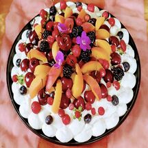 Pavlova aux fruits rouges et abricots