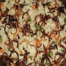  riz sauté aux légumes avec des oignons frits