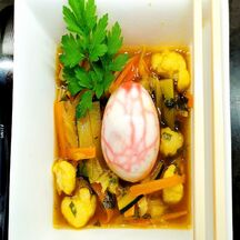 Bouillon de poisson thaï et œuf marbré