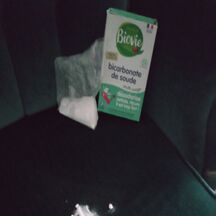 Le bicarbonate de soude pour nettoyer fauteuil , canapés  meubles rembourrés 