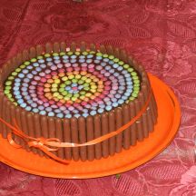 gâteau d\'anniversaire chocolat poire,nappé de ganache et décoré de smarties et fingers