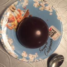 Dôme chocolat : coques chocolat mousse chocolat sur lit de spéculoos