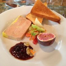 Chutney d'oignons et foie gras sur toast de pain de mie brioché grillé